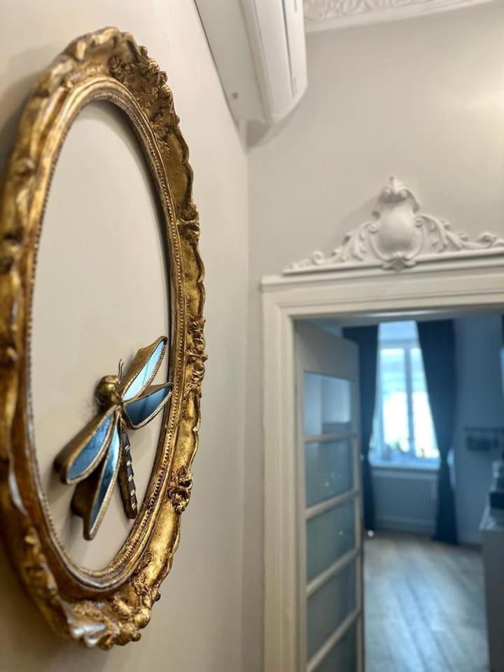 Apartment Bay Of Art